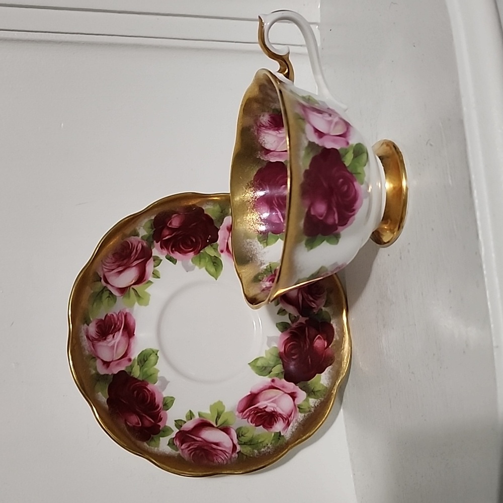 Royal Albert OLD ENGLISH ROSE Cup & Saucer TREASURE CHEST Series with Heavy Gold